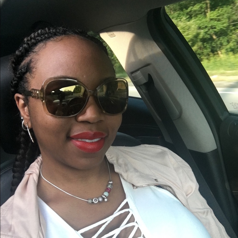 Meet your Posher, Dominique